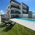 Luxury With Private Pool In Διαμέρισμα