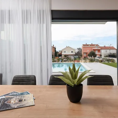 Luxury With Private Pool In זאדאר