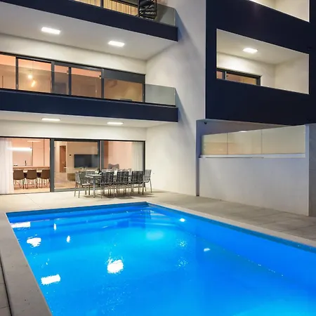 Luxury With Private Pool In Apartment *